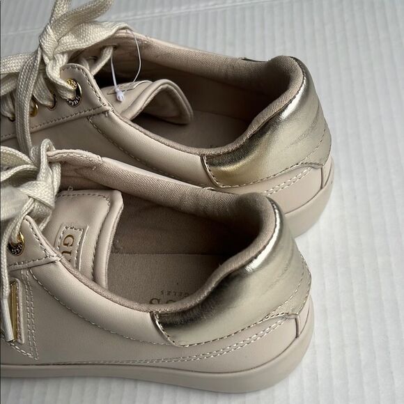 GUESS Cream Sneakers size 7.5 - Picture 7 of 14